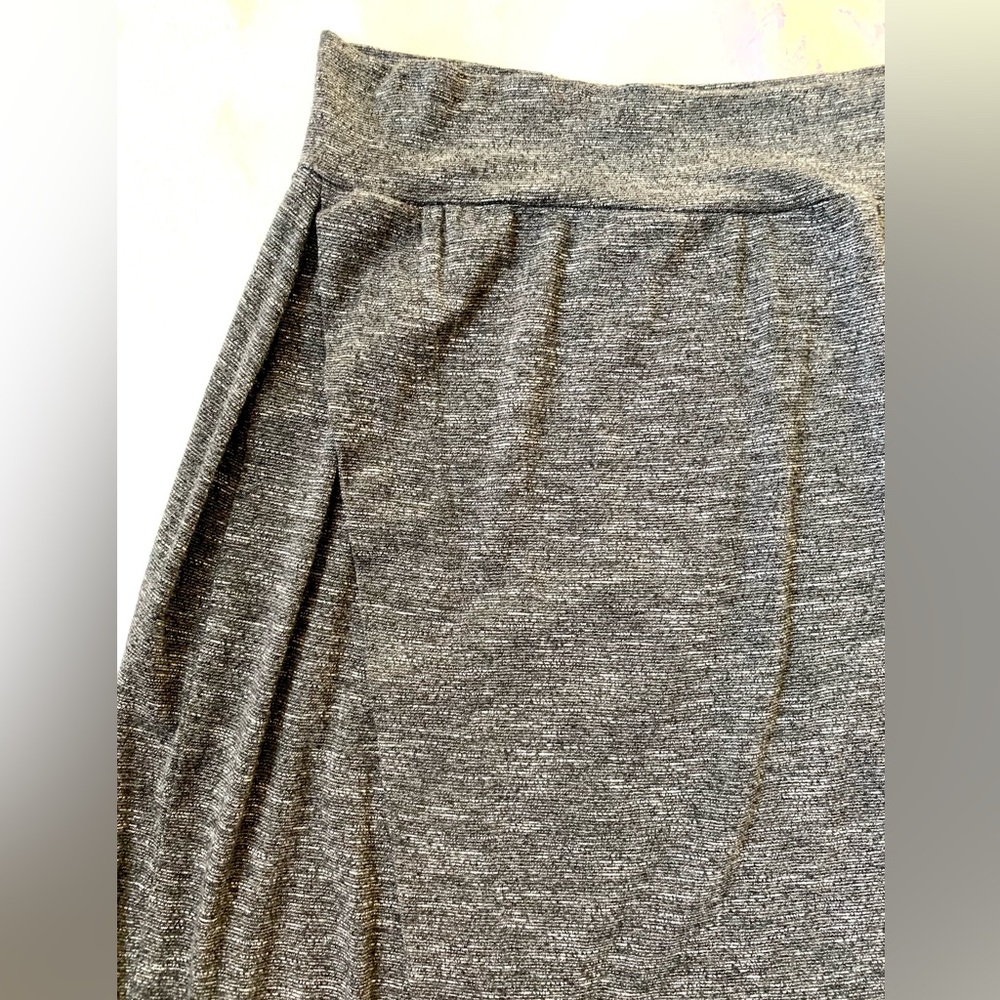 DOLAN T-SHIRT Marled Gray Skirt Asymmetrical Front Kick Pleat Set-In Waistband - Picture 2 of 10